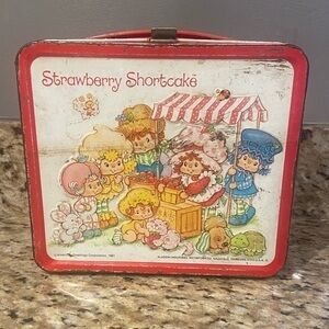 VINTAGE 1981 "STRAWBERRY SHORTCAKE" METAL LUNCH BOX BY ALADDIN INDUSTRIES